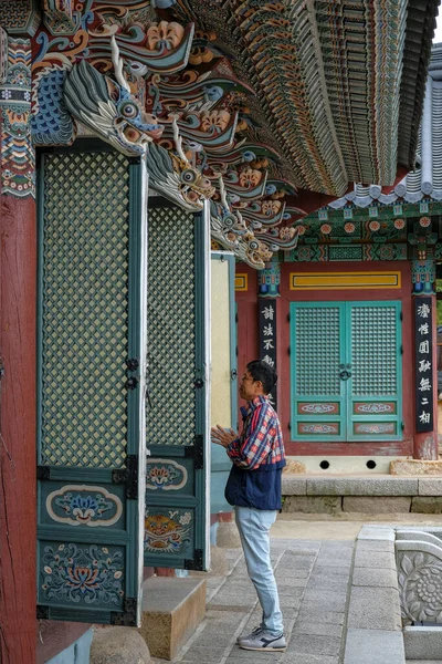 Μπουσάν Νότια Κορέα Μαΐου 2023 Ένας Άνθρωπος Προσεύχεται Στο Ναό — Φωτογραφία Αρχείου