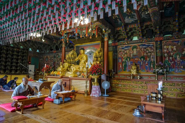 Пусан Южная Корея Мая 2023 Года Монахи Молятся Храме Beomeosa — стоковое фото