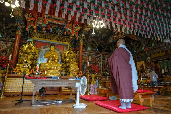 Busan Jižní Korea Května 2023 Mnich Modlí Chrámu Beomeosa Buddhistický — Stock fotografie