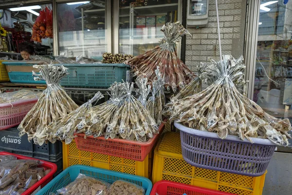 2023年6月1日韓国 釜山のジャガルチ市場の屋台でカエルの干物 — ストック写真
