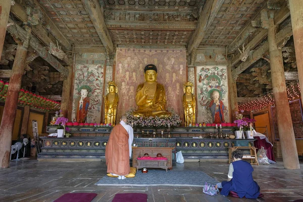 Gyeongju Korea Południowa Czerwiec 2023 Mnich Modlący Się Bulguksa Rozciągacz — Zdjęcie stockowe