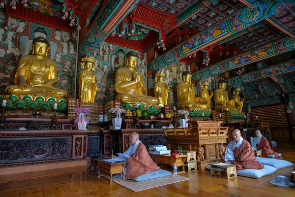 Gimjesi Corea Del Sud Giugno 2023 Monaci Che Pregano Tempio — Foto Stock