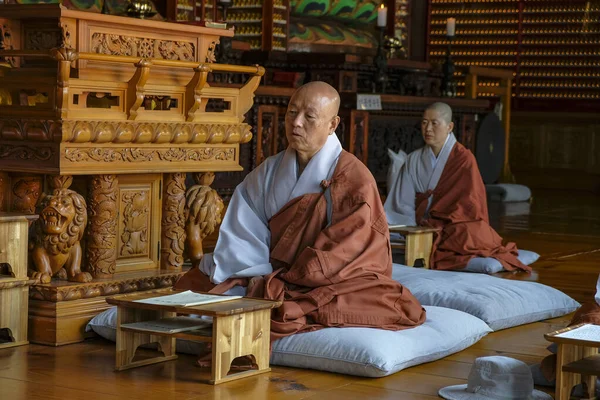 Gimjesi Νότια Κορέα Ιουνίου 2023 Μοναχοί Προσεύχονται Στο Ναό Geumsansa — Φωτογραφία Αρχείου
