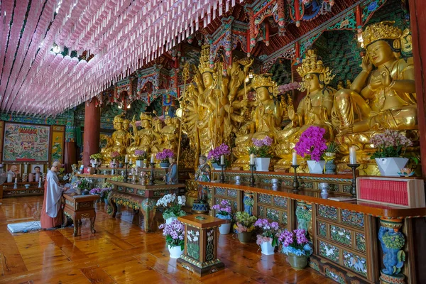 Янъян Южная Корея Июня 2023 Года Монах Молящийся Храме Наксанса — стоковое фото
