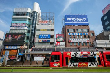 Kagoshima, Japonya - 17 Mayıs 2023: Kagoshima, Japonya 'nın merkezinden geçen bir tramvay.