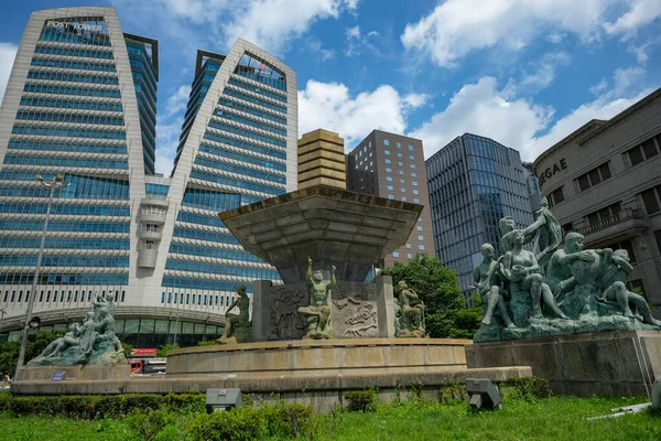 韩国首尔 2023年6月22日 韩国银行喷泉位于韩国首尔市中心邮塔旁边 图库图片