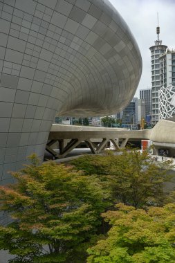 Seul, Güney Kore - 23 Haziran 2023: Seul 'deki Dongdaemun Design Plaza, Zaha Hadid ve Samoo tarafından tasarlanan bina. Güney Kore.