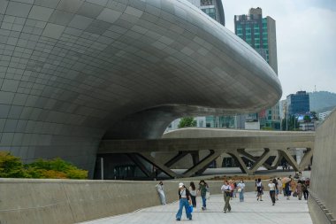 Seul, Güney Kore - 23 Haziran 2023: Seul 'deki Dongdaemun Design Plaza, Zaha Hadid ve Samoo tarafından tasarlanan bina. Güney Kore.