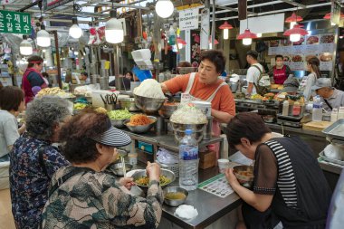 Seul, Güney Kore - 23 Haziran 2023: Güney Kore 'deki Gwangjang Market' te yemek hazırlayan bir kadın.
