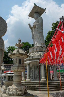 Seul, Güney Kore - 24 Haziran 2023: Güney Kore 'deki Bongeunsa Tapınağı' ndaki Maitreya Buda Heykeli