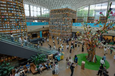 Seul, Güney Kore - 24 Haziran 2023: Seul 'deki Starfield Kütüphanesi' ndeki insanlar.