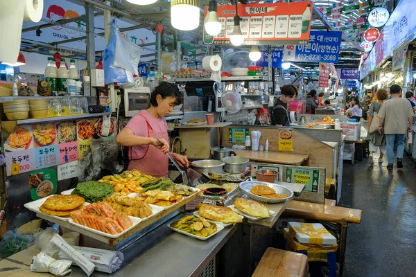 Seoul Sydkorea Juni 2023 Kvinna Som Lagar Mat Gwangjang Market — Stockfoto