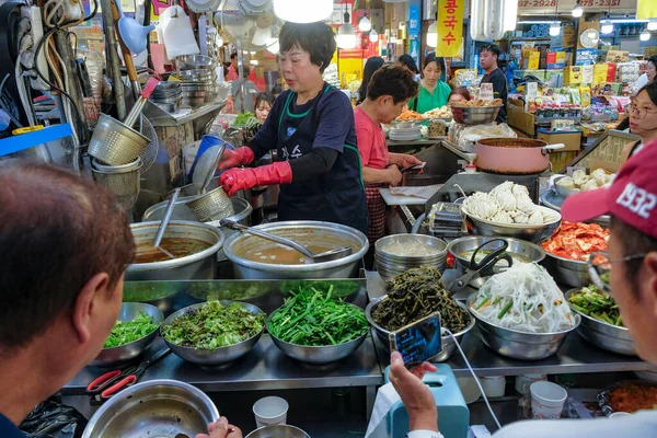 Seul Korea Południowa Czerwca 2023 Kobieta Przygotowująca Jedzenie Targu Gwangjang — Zdjęcie stockowe