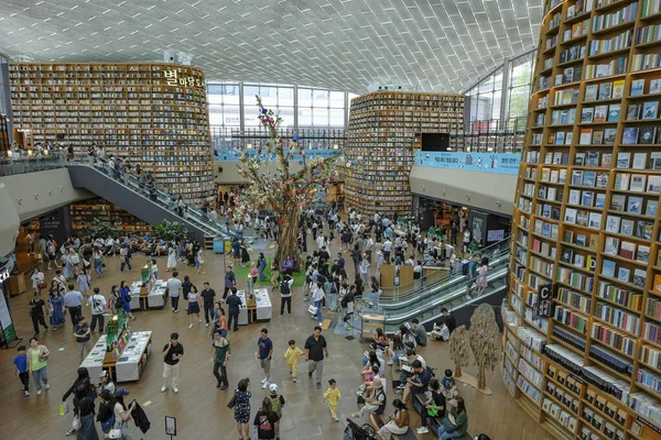 韩国首尔 2023年6月24日 韩国首尔Coex购物中心星空图书馆的工作人员 — 图库照片