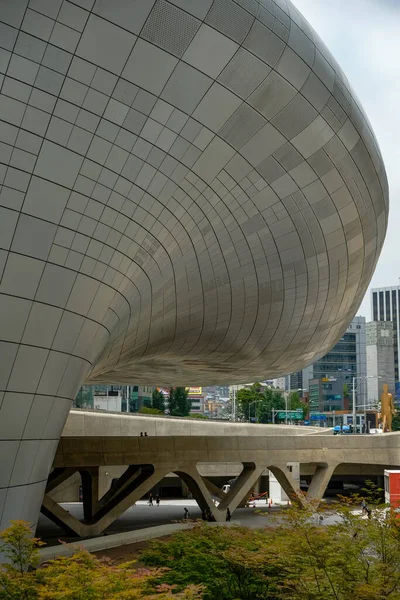 2023年6月23日 首尔东戴门设计广场 Dongdaemun Design Plaza 由Zaha Hadid和Samoo设计 免版税图库照片