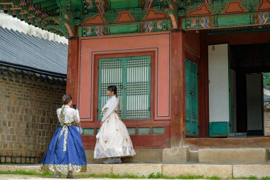 Seul, Güney Kore - 28 Haziran 2023: Geleneksel Kore kostümlü iki kadın, Hanbok, Güney Kore 'deki Changdeokgung Sarayı' nda.