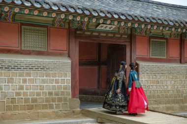 Seul, Güney Kore - 28 Haziran 2023: Geleneksel Kore kostümlü iki kadın, Hanbok, Güney Kore 'deki Gyeongbokgung Sarayı' nda.