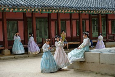 Seul, Güney Kore - 28 Haziran 2023: Geleneksel Kore kostümlü kadınlar, Hanbok, Güney Kore 'deki Gyeongbokgung Sarayı' nda.