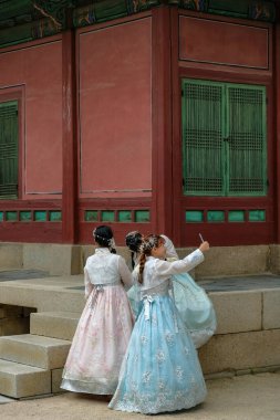 Seul, Güney Kore - 28 Haziran 2023: Geleneksel Kore kostümlü kadınlar, Hanbok, Güney Kore 'deki Gyeongbokgung Sarayı' nda.