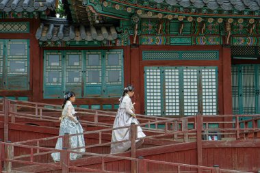 Seul, Güney Kore - 28 Haziran 2023: Geleneksel Kore kostümlü iki kadın, Hanbok, Güney Kore 'deki Gyeongbokgung Sarayı' nda.