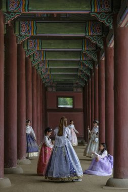 Seul, Güney Kore - 28 Haziran 2023: Geleneksel Kore kostümlü kadınlar, Hanbok, Güney Kore 'deki Gyeongbokgung Sarayı' nda.