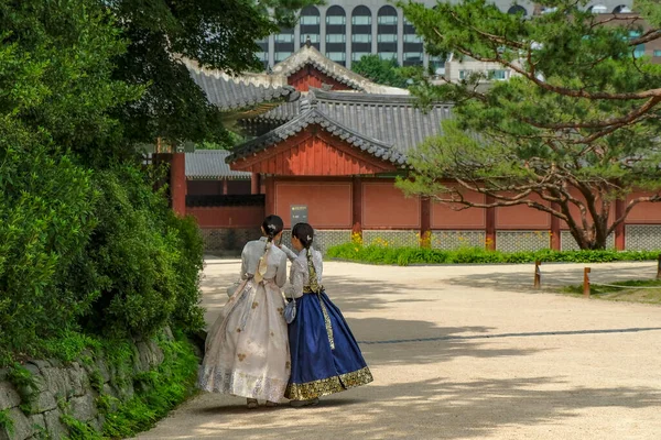 Seoul Sydkorea Juni 2023 Två Kvinnor Traditionell Koreansk Kostym Hanbok — Stockfoto