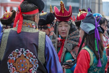 Ulaanbaatar, Moğolistan - 8 Temmuz 2023: Moğolistan 'daki Sukhbaatar Meydanı' nda geleneksel kostümlü Moğol kadınları.