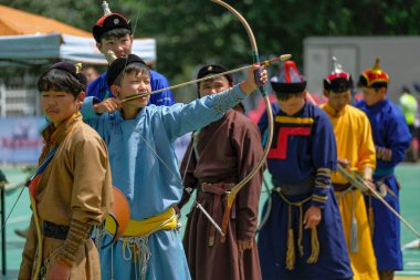 Ulaanbaatar, Moğolistan - 9 Temmuz 2023: Ulaanbaatar, Moğolistan 'daki Nadaam Festivali' nde genç okçular.