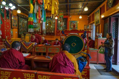 Ulaanbaatar, Moğolistan - 10 Temmuz 2023: Ulaanbaatar, Moğolistan 'daki Geser Sum Manastırında namaz kılan keşişler.