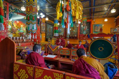 Ulaanbaatar, Moğolistan - 10 Temmuz 2023: Ulaanbaatar, Moğolistan 'daki Geser Sum Manastırında namaz kılan keşişler.