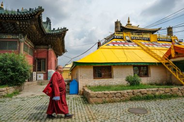 Ulaanbaatar, Moğolistan - 10 Temmuz 2023: Ulaanbaatar, Moğolistan 'daki Gandantegchinlen Manastırı' nda Keşişler.