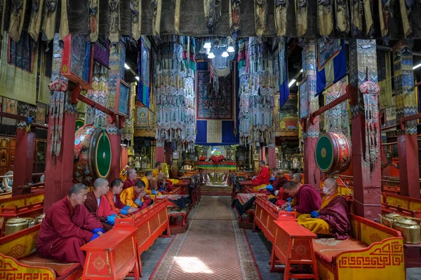 Ulaanbaatar Mongolia Luglio 2023 Monaci Che Pregano Nel Monastero Gandantegchinlen — Foto Stock