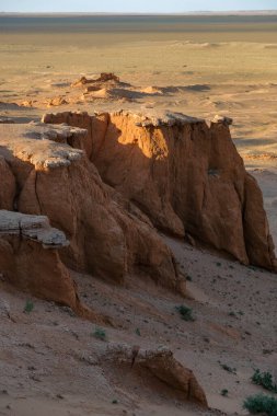 Moğolistan 'daki Gobi Çölü' ndeki Yanan Kayalıklar Bayanzag olarak da bilinir..