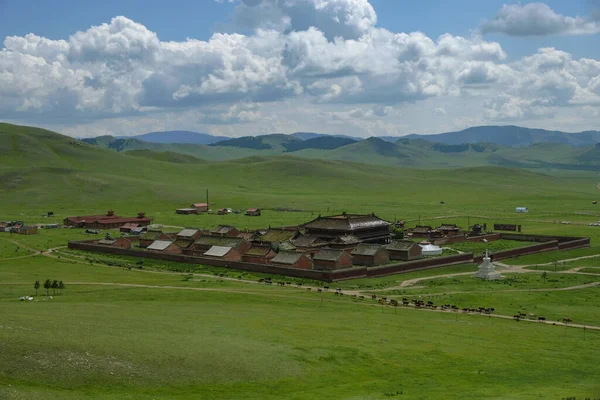 モンゴル エルデン モンゴル 2023年7月18日 モンゴル エルデネトのセレゲン国 モンゴルにある3つの最大の仏教修道院の1つであるアマルバヤスガリアント修道院 — ストック写真