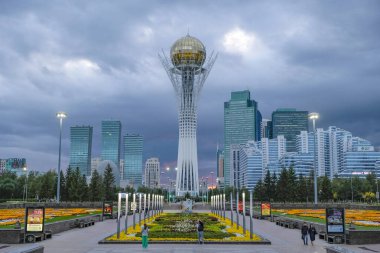Astana, Kazakistan - 13 Ağustos 2023: Astana, Kazakistan 'daki Bayterek gözlem kulesinin manzarası.