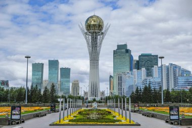 Astana, Kazakistan - 13 Ağustos 2023: Astana, Kazakistan 'daki Bayterek gözlem kulesinin manzarası.