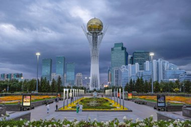 Astana, Kazakistan - 13 Ağustos 2023: Astana, Kazakistan 'daki Bayterek gözlem kulesinin manzarası.