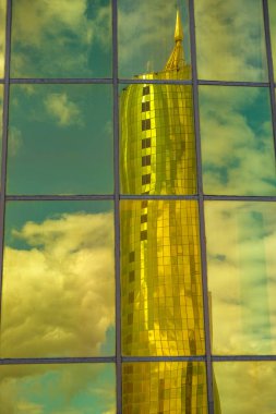 Astana, Kazakistan - 13 Ağustos 2023: Astana, Kazakistan 'daki ikiz altın konik iş merkezi manzarası.