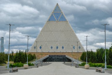 Astana, Kazakistan - 13 Ağustos 2023: Astana, Kazakistan 'daki Barış ve Uzlaşma Sarayı.