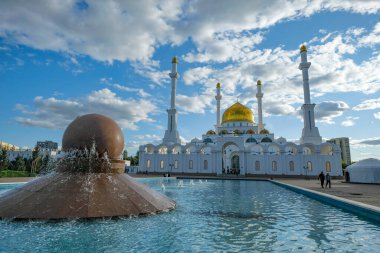 Astana, Kazakistan - 14 Ağustos 2023: Astana, Kazakistan 'daki Nur-Astana Camii manzarası.