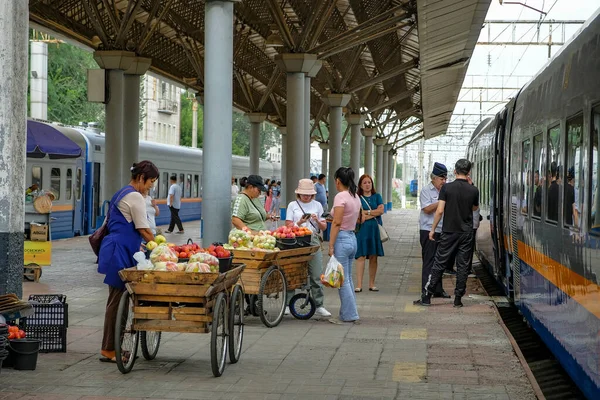 Zhetygen Kazachstán Srpna 2023 Lidé Kupující Ovoce Vlakovém Nádraží Zhetygen Royalty Free Stock Fotografie