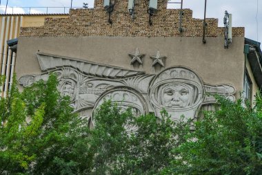 Karaganda, Kazakistan - 19 Ağustos 2023: Eski Sovyetler Birliği 'nden Mozaik Kazakistan, Karaganda' da bir binada.