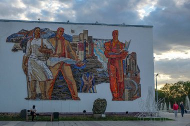 Karaganda, Kazakistan - 19 Ağustos 2023: Eski Sovyetler Birliği 'nden Mozaik Kazakistan, Karaganda' da bir binada.