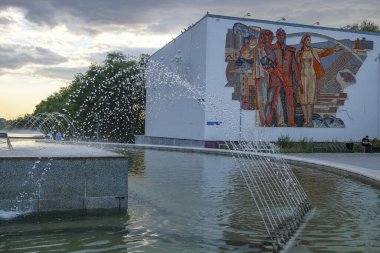 Karaganda, Kazakistan - 19 Ağustos 2023: Eski Sovyetler Birliği 'nden Mozaik Kazakistan, Karaganda' da bir binada.