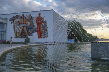 Karaganda, Kazakistan - 19 Ağustos 2023: Eski Sovyetler Birliği 'nden Mozaik Kazakistan, Karaganda' da bir binada.