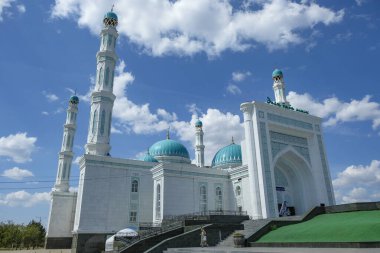 Karaganda, Kazakistan - 19 Ağustos 2023: Anet Baba Camii Kazakistan 'ın Karaganda kentindeki bölgesel merkez camiidir..