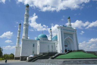 Karaganda, Kazakistan - 19 Ağustos 2023: Anet Baba Camii Kazakistan 'ın Karaganda kentindeki bölgesel merkez camiidir..