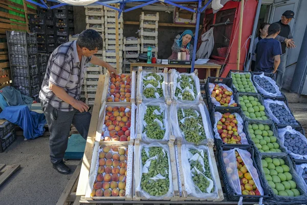 Karaganda Kazachstan Sierpnia 2023 Sprzedawcy Owoców Nowym Bazarze Karagandzie Kazachstan — Zdjęcie stockowe