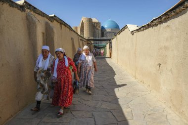 Türkistan, Kazakistan - 23 Ağustos 2023: Kazakistan 'ın Türkistan kentindeki Khoja Ahmed Yasawi mozolesinde hacılar