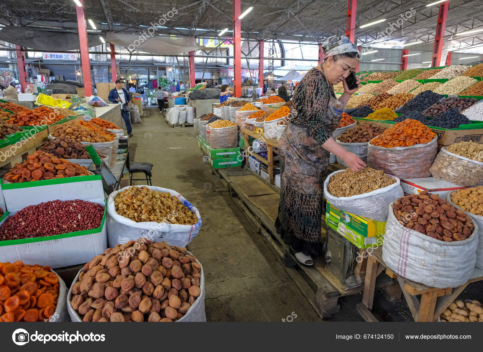 Bishkek Kyrgyzstan September 2023 Woman Selling Dried Fruit Osh Bazaar